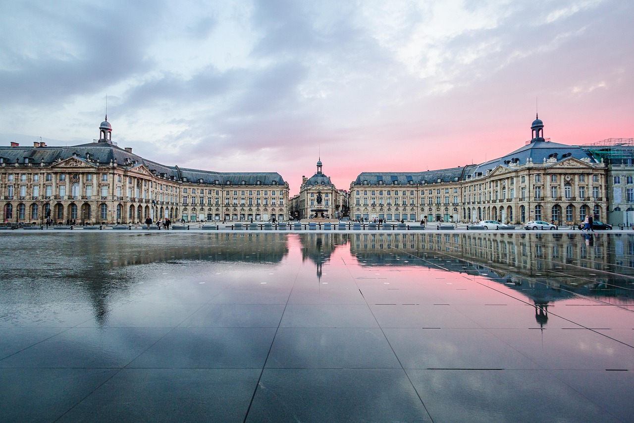 découvrez l'aéroport de bordeaux, votre porte d'entrée vers le sud-ouest de la france. informations sur les vols, services, transports et conseils pratiques pour un voyage réussi.