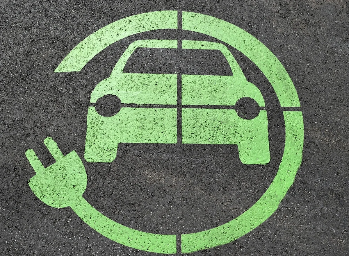 Voiture électrique ou hybride : quelle est la meilleure option en 2025 ?